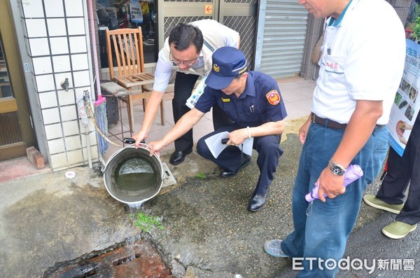 ▲將軍區長洪聰發清，偕同台南市警學甲分局長洪頂力，率領里長、里幹事、衛生所、環保局將軍區清潔隊、義警、民防、志工及巡守隊，共同巡視防疫。（圖／記者林悅翻攝，下同）