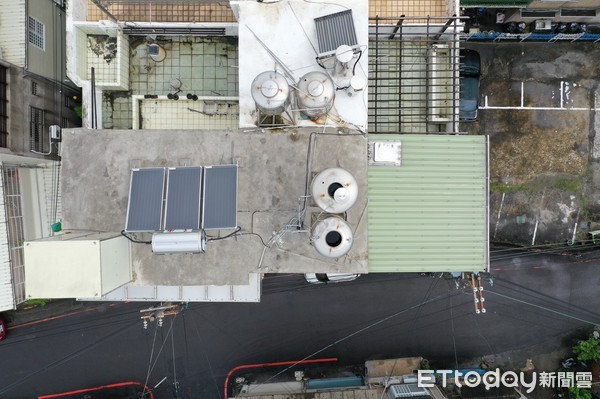 ▲台南市衛生局出動空拍機，拍到民眾屋頂貯水桶蓋已經掉落，可能成為孳生源。（圖／記者林悅翻攝，下同）