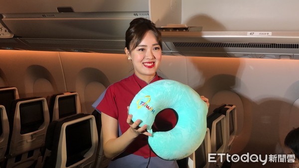 ▲▼華航空姐示範如何使用把台灣造型抱枕變頸枕。（圖／記者陶本和攝）