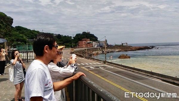 ▲ 瑞芳水湳洞候車亭全新觀景平台 眺望360度無敵山海景。（圖／新北市民政局提供）