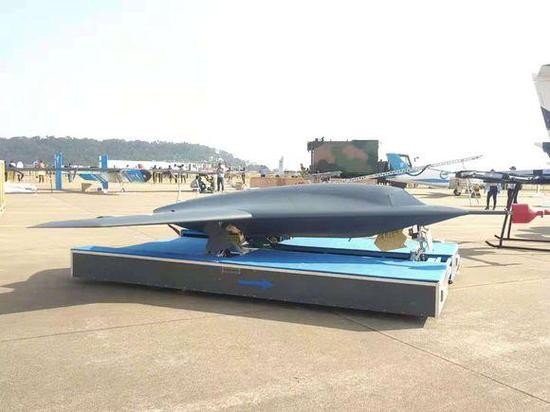 ▲▼成飛在2018年珠海航展秀出最新型隱身無人機，其外形尺寸較小，可執行空中偵察和打擊任務。（圖／翻攝自新浪軍事）