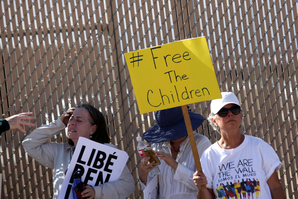 ▲▼活動人士拿著「釋放兒童」的牌子，在拘留中心外抗議川普政府逮捕移民。（圖／路透）