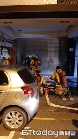▲台南市成功路一家知名麵包店深夜發生火警，消防人員在10分鐘內及時撲滅火勢。（圖／記者林悅翻攝）