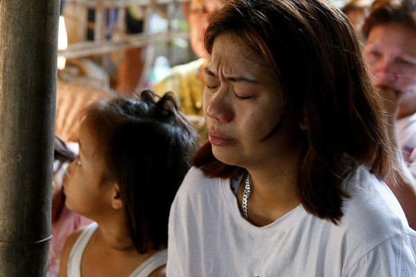 ▲▼菲律賓3歲女童米卡（Myca Ulpina）在一場掃毒行動中喪命。她的母親里潔（Leejay Acopio）痛哭。（圖／達志影像／美聯社）