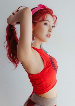 ▲▼南韓女團Red Velvet成員Joy曾經白皙皮膚和一頭紅髮，被稱讚是「真人版愛麗兒」。（圖／翻攝自推特）