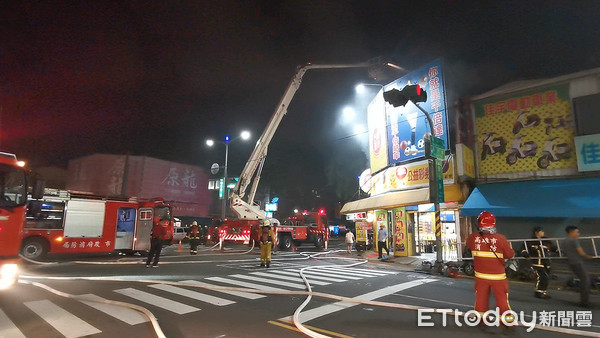 ▲▼ 高雄金山路機車行火警            。（圖／記者洪正達翻攝）