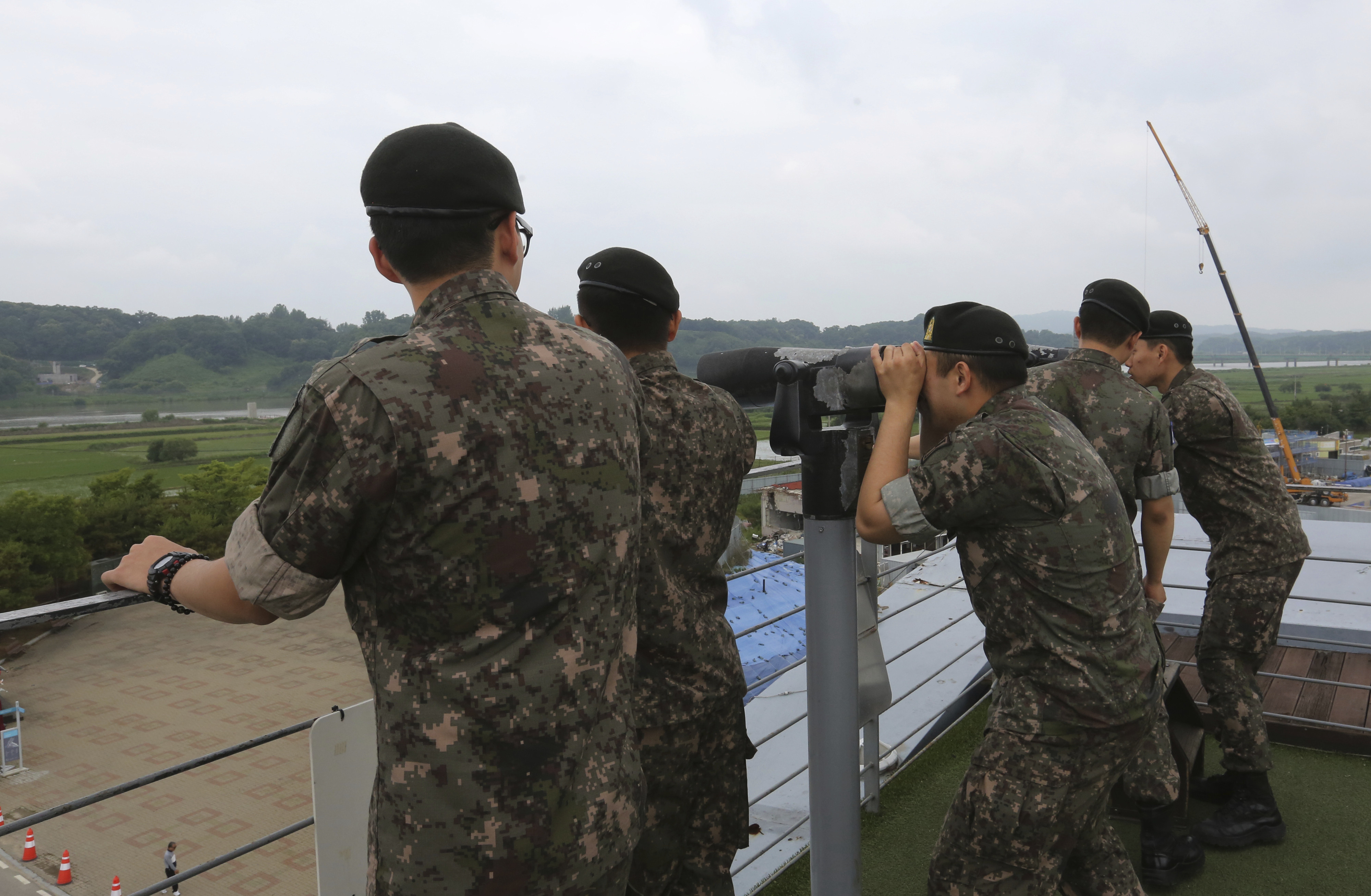 ▲▼板門店非軍事區的南韓士兵眺望北韓。（圖／達志影像／美聯社）