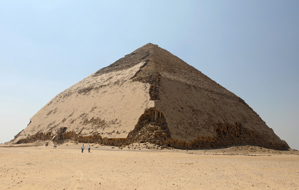 ▲▼  埃及13日開放塵封54年的2座古老金字塔，分別是曲折金字塔（Bent Pyramid）及其周邊金字塔 。（圖／路透）