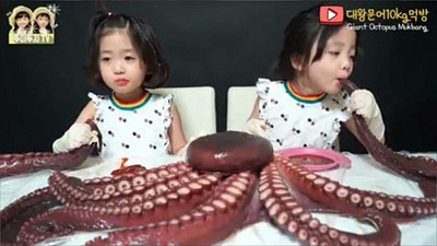 6歲超萌雙胞胎狂嚼巨章魚　老爸Youtuber被罵翻：不怕小孩噎死？