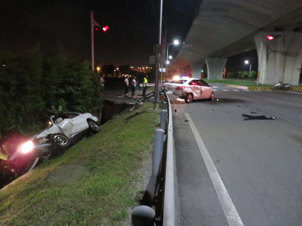 ▲▼碰！宜蘭晚間2車相撞！其中1車還撞進大水溝內（圖左下角）。（圖／游芳男翻攝，下同）