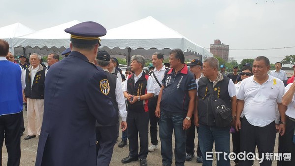 ▲▼李承翰告別式，退休警拉白布條。（圖／記者翁伊森攝）