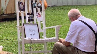 婚禮上爺爺獨坐空椅前吃飯　新娘一看淚崩：上面放著過世奶奶照片