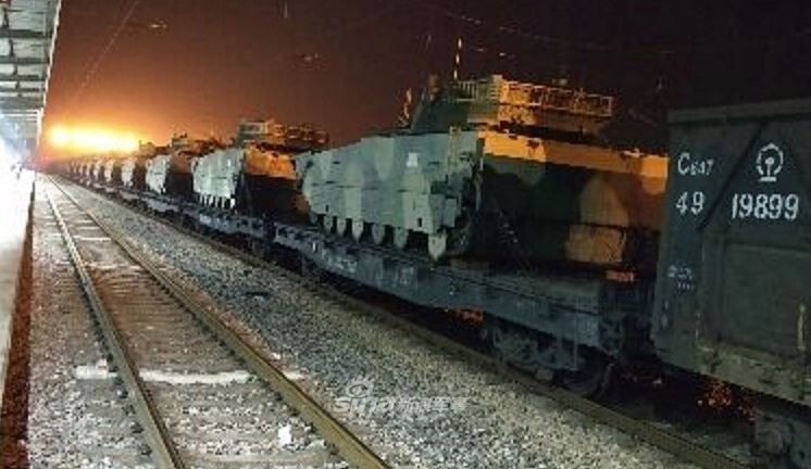 ▼有軍迷目擊05式兩棲突擊車以高鐵運輸經過杭州。（圖／翻攝自微博）