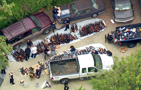 ▲▼洛杉磯警方突襲豪宅，搜出超過1000把各式槍械，以及大批彈藥。（圖／達志影像／美聯社）
