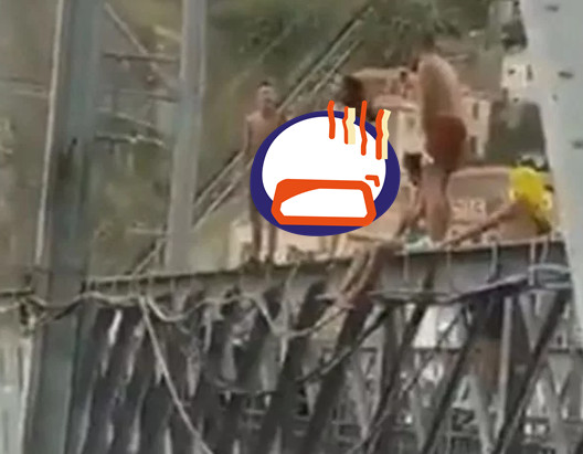▲女子跳下路易一世大橋裸泳。（圖／翻攝自Youtube）