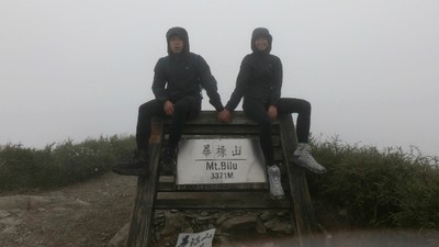 挑戰台灣百岳「畢祿山」！雨天迷霧遮眼　淚水雨水分不清