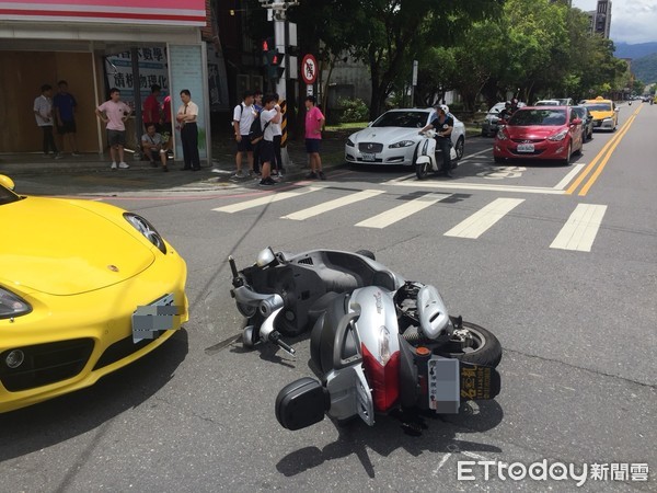 ▲▼宜蘭市區一台機車差點撞到保時，吸引路人眼光。（圖／游芳男翻攝，下同）