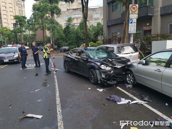 ▲▼陳男疑似精神不濟而恍神，駕駛轎車逆向撞飛廖男騎乘的機車，又擦撞路邊停放的3部轎車後才停下。（圖／記者趙永博攝）