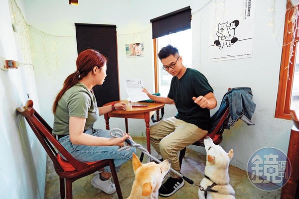 劉憲宗（右）去年開始上動物訓練課程，往動物訓練師之路邁進，他常與送養人分享貓狗搗亂或亂咬人時的應對方法。