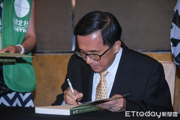 ▲前總統陳水扁出席募款簽書會。（圖／記者林敬旻攝）