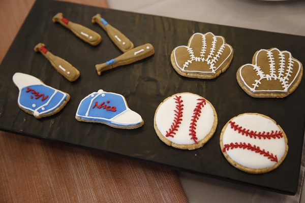 ▲▼ 耐斯王子飯店暑假以棒球為主題做號召，推出棒球系列抱枕、糖霜餅乾、雞蛋糕及棒球餐。（圖／耐斯王子飯店提供，下同）