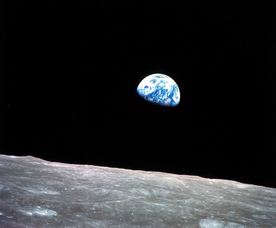 ▲▼地球升起。1968年12月24日，美國太空人安德斯（William Anders）從月球表面朝地球方向拍下這張照片。（圖／達志影像／美聯社）