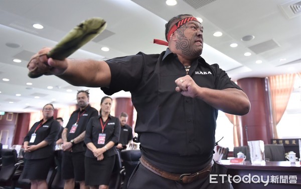 ▲▼毛利族代表團展演了一段毛利族知名的HAKA（戰舞）。（圖／花蓮縣政府提出，下同）