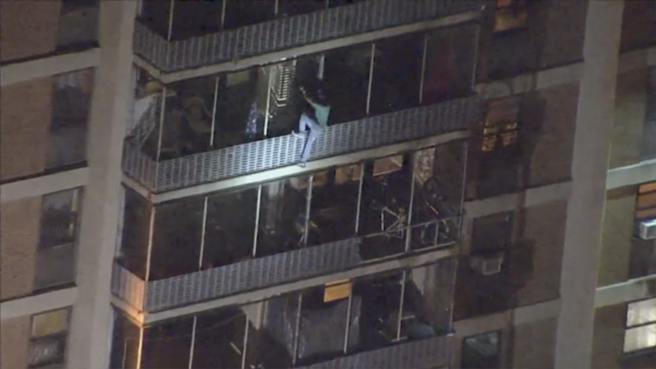 ▲▼美國費城公寓大樓傳出惡火，一名男子為了看媽媽，爬到15樓公寓。（圖／達志影像／美聯社）