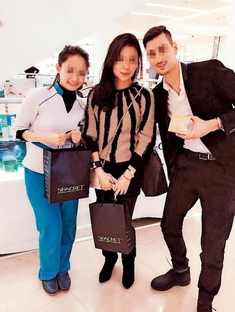 以色列、法國美妝品牌以台灣女店員搭配外籍型男，向女性消費者推銷。（圖非當事人。翻攝李文臉書）