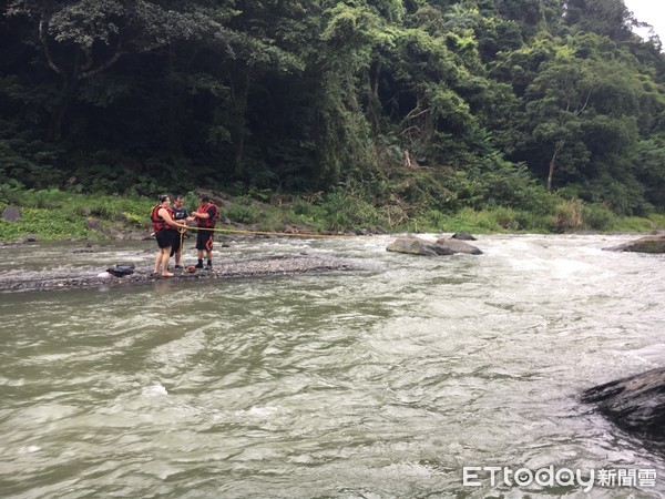 ▲▼夫妻到烏來溪邊戲水，遇暴雨驟降溪水暴漲，妻子受困沙洲，警消趕至成功救援             。（圖／民眾提供）