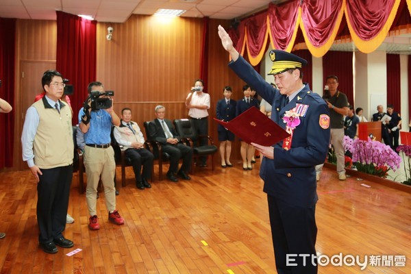 ▲台南市警局新卸任局長交接典禮,由黃偉哲市長主持,警政署副署長劉柏良監交,新任局長周幼偉宣誓後正式走馬上任。(圖/記者林悅翻攝,下同)