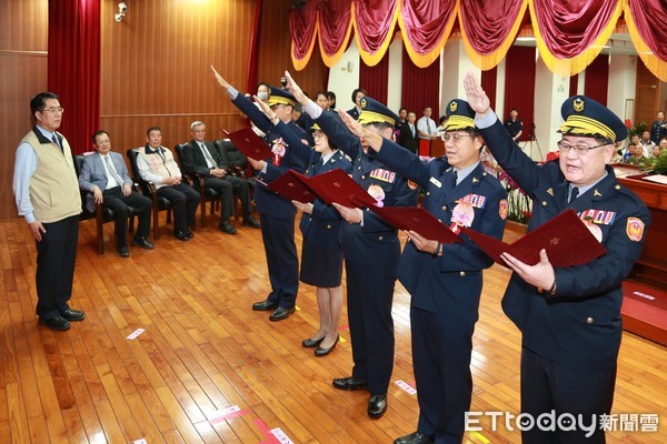 ▲台南市警局新卸任局長交接典禮,由黃偉哲市長主持,警政署副署長劉柏良監交,新任局長周幼偉宣誓後正式走馬上任。(圖/記者林悅翻攝,下同)