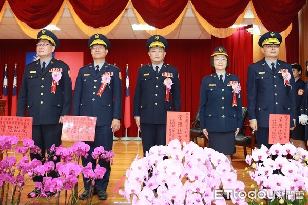▲台南市警局新卸任局長交接典禮,由黃偉哲市長主持,警政署副署長劉柏良監交,新任局長周幼偉宣誓後正式走馬上任。(圖/記者林悅翻攝,下同)