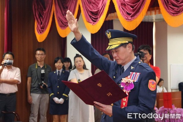 ▲台南市警局新卸任局長交接典禮,由黃偉哲市長主持,警政署副署長劉柏良監交,新任局長周幼偉宣誓後正式走馬上任。(圖/記者林悅翻攝,下同)