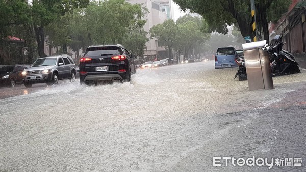 ▲▼立院濟南路淹水。（圖／記者呂佳賢攝）