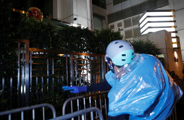 ▲香港中聯辦遭民眾包圍，並潑灑黑漆。（圖／路透社）