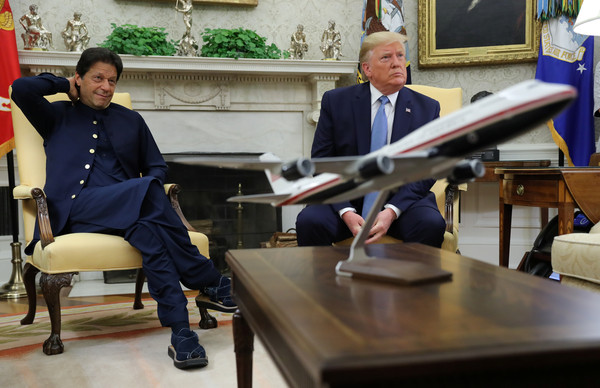 ▲▼美國總統川普與巴基斯坦總理伊姆蘭汗展開會談。（圖／路透）