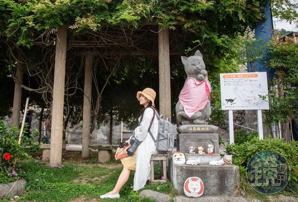 以貓咪聞名的湯島，港口旁建了一座貓神像。