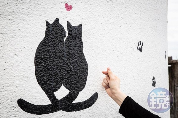 湯島燈塔上畫有許多貓腳印，裡頭還有隱藏版的愛心貓畫。