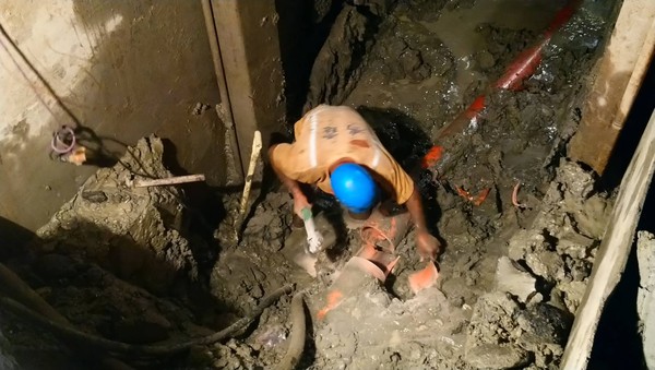 ▲宜蘭水資處人員，23日晚漏夜全力將天坑處被壓裂的污水管汰換。（圖／游芳男翻攝，下同）