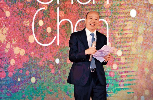 即便穿上西裝,韓國瑜仍認為,他與黨內菁英有所不同。(高雄市政府提供)