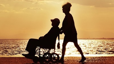 苦命妻「推了10年輪椅」被說是看護！身障夫騙婚，家鄉另有一段婚姻