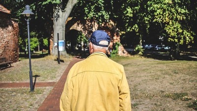 高齡社會怕走失！　日本試辦「條碼指甲貼」警察一掃就接回家