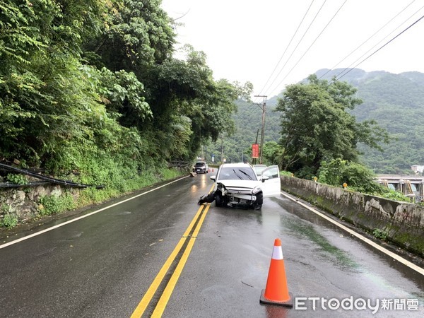 ▲▼台八線和平區馬鞍壩附近發生百公斤落石砸車意外。（圖／記者李忠憲翻攝）