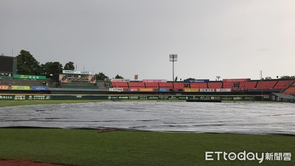 ▲▼台南球場因雨延賽。（圖／記者劉峻誠攝）