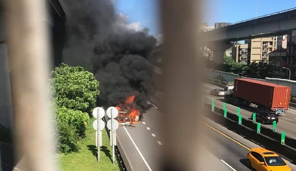 ▲▼國一北上內湖匝道往汐止準備接主幹道發生火燒車。（圖／民眾提供）