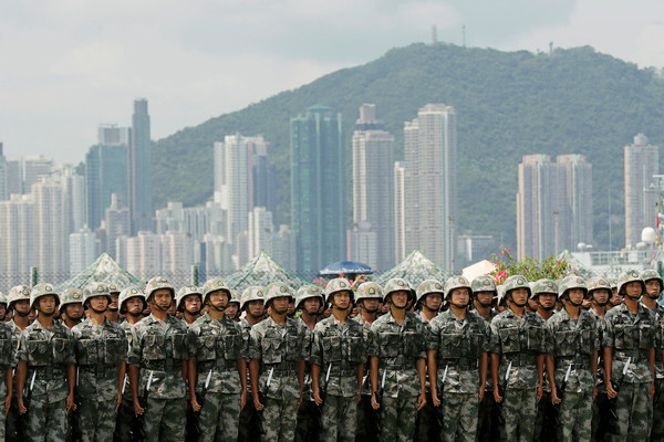 ▲大陸解放軍駐港部隊。（圖／路透社）