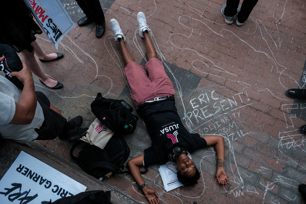 ▲▼美國黑人男子加納（Eric Garner）被警察逮捕、掐喉，送醫時死亡。許多非裔族群上街替死者尋求正義。（圖／路透）