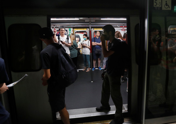 ▲▼香港85罷工，市民阻擋列車車門，地鐵炮台山站關閉。（圖／路透）
