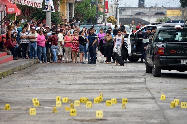 ▲▼墨西哥韋拉克魯斯州居民在槍擊案現場圍觀。（圖／達志影像／美聯社）